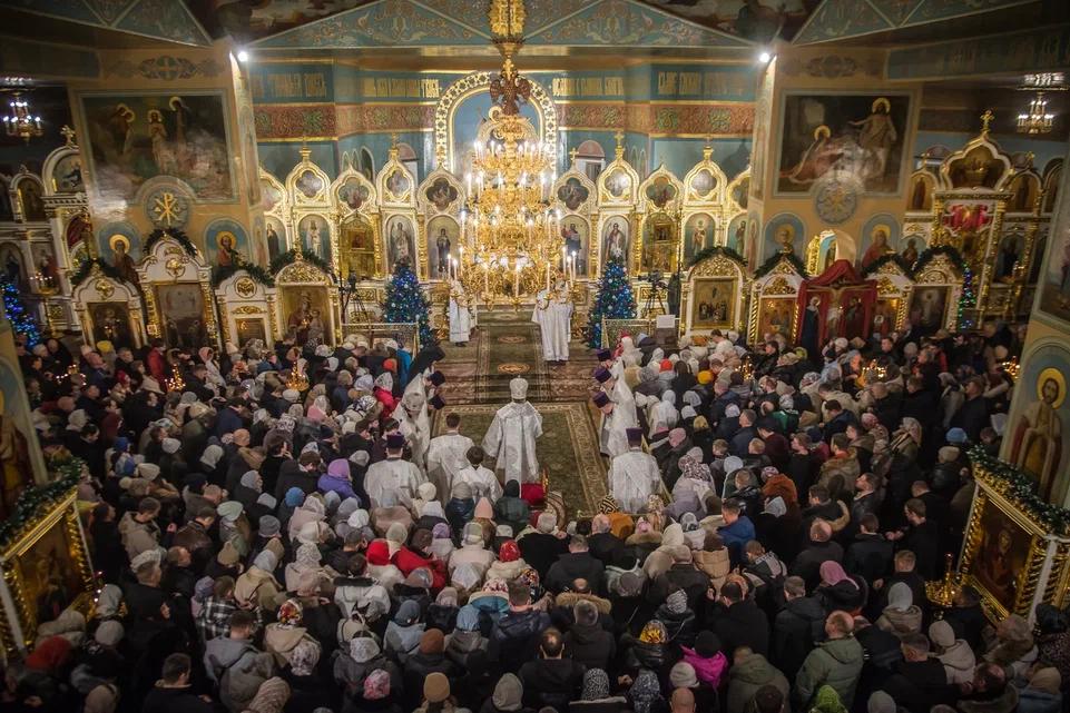 Фото Открытие ледового городка, снежный фестиваль и Рождество. Опубликован фоторепортаж праздничных гуляний-2025 в Новосибирске 46